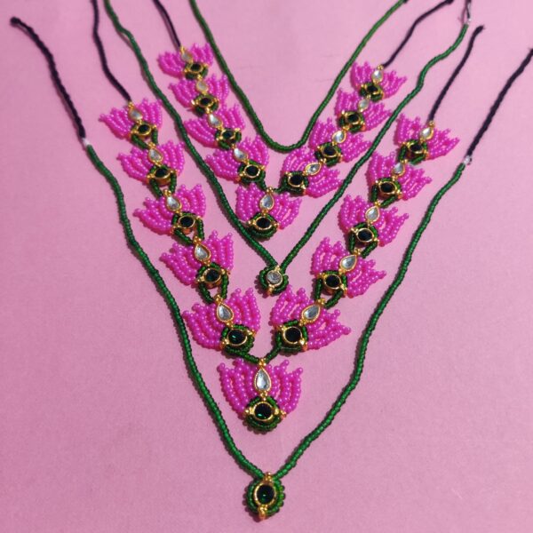 Thakorji 5 Gadi Mala, 2 Kanth Mala, 1 Shishful, 1 Pair Kundal,1 Pagh, 1 Pair Hastkala, 1 Kamarbandh, Pink & Green Colour diamonds - Image 3