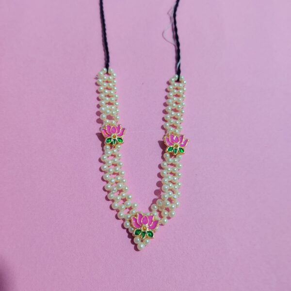 Thakorji 7 Gadi Mala, 1 Kanth Mala, 1 Shishful, 1 Pair Kundal,1 Pagh,Pink, Green & White colour diamonds - Image 3