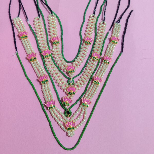 Thakorji 7 Gadi Mala, 1 Kanth Mala, 1 Shishful, 1 Pair Kundal,1 Pagh,Pink, Green & White colour diamonds